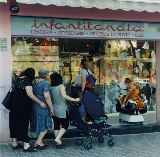 Calle Llul, barrio del Besós, Barcelona, 2001  © Patrick Faigenbaum