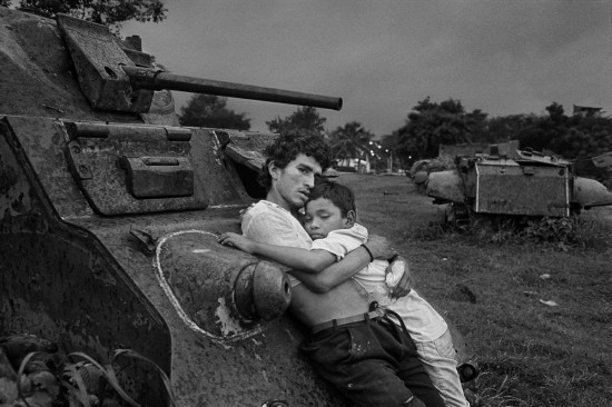 Rafael Trobat. El abrazo de los huelepegas. Managua, 1996