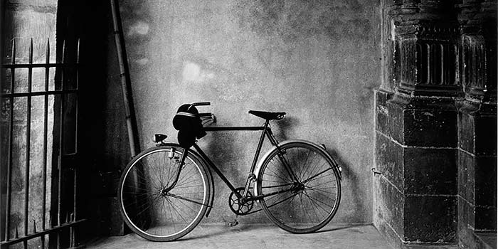 FRAGMENTO-gomez_martinez-bicicleta_en_atrio_0
