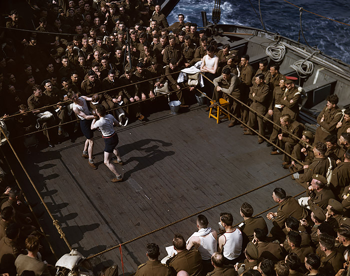 Robert Capa, [soldados británicos viendo un combate de boxeo en un buque de transporte de Inglaterra a África del Norte], 1943. © Centro de Robert Capa / Internacional de Fotografía / Magnum Photos. 